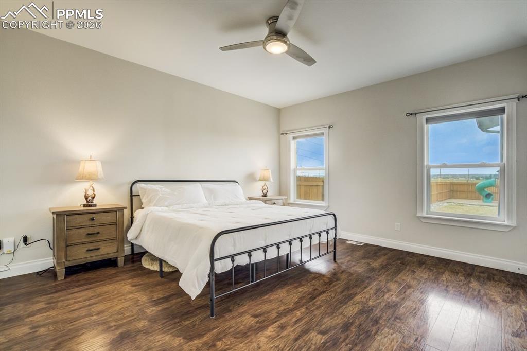 Image 10 of 34: Bedroom