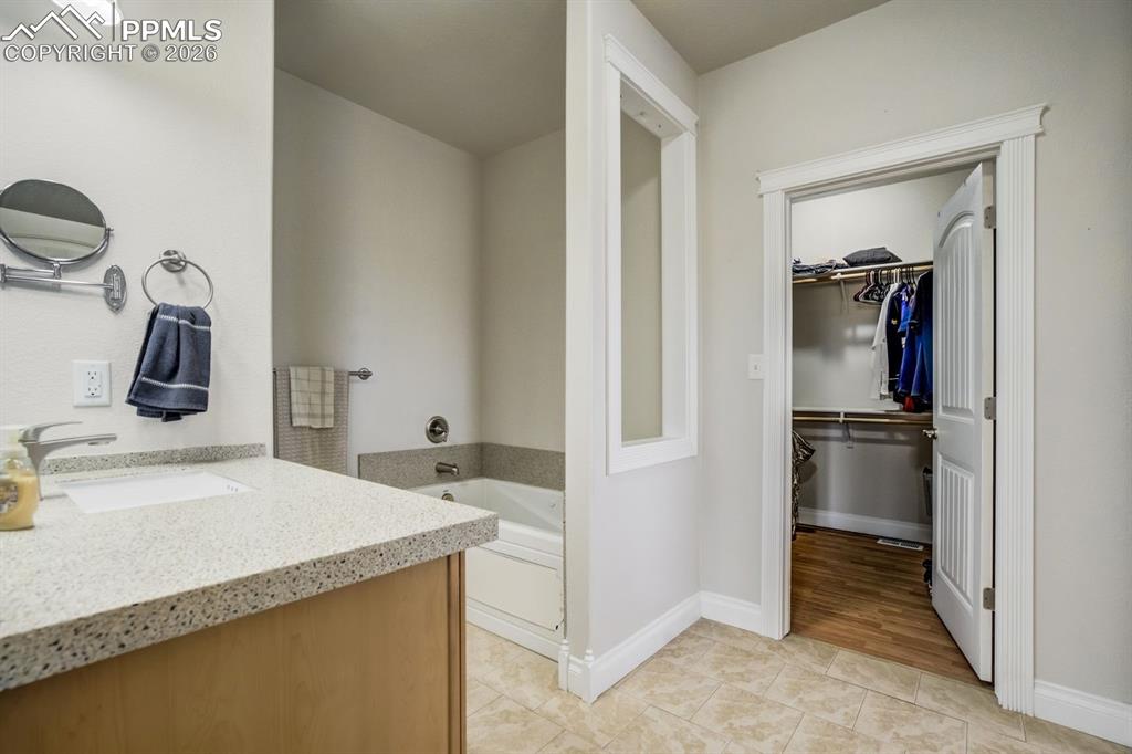 Image 12 of 34: Bathroom