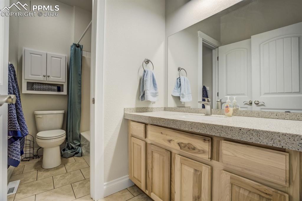 Image 17 of 34: Bathroom