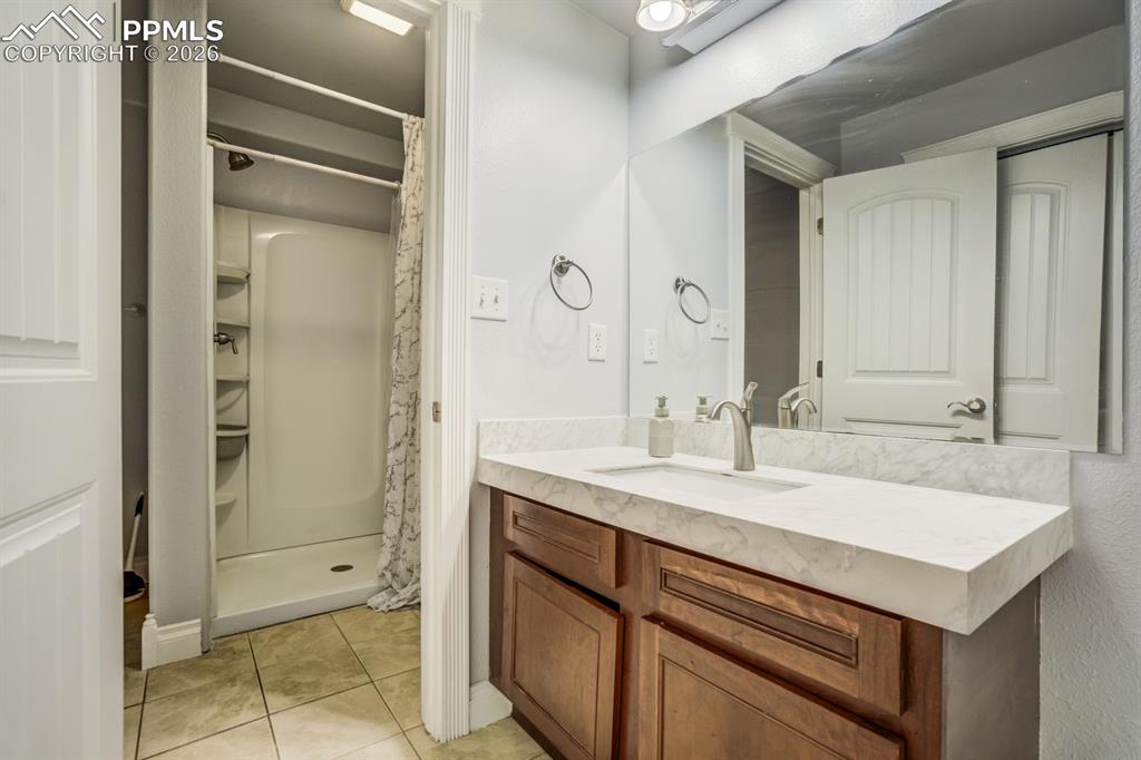 Image 22 of 34: Bathroom