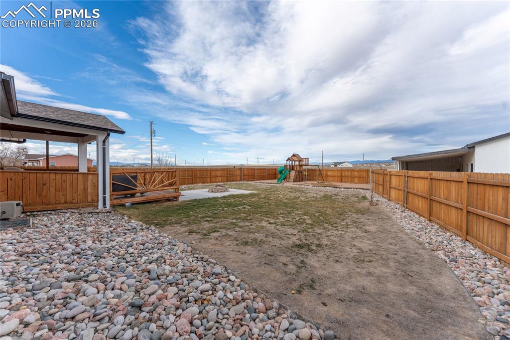 Image 43 of 47: Yard