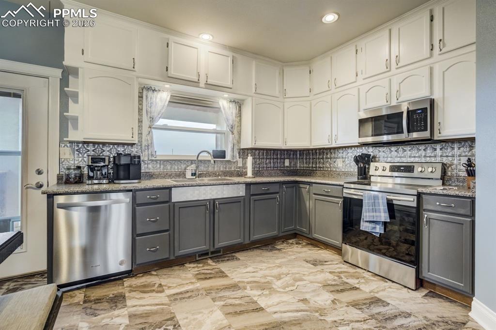 Image 7 of 34: Kitchen