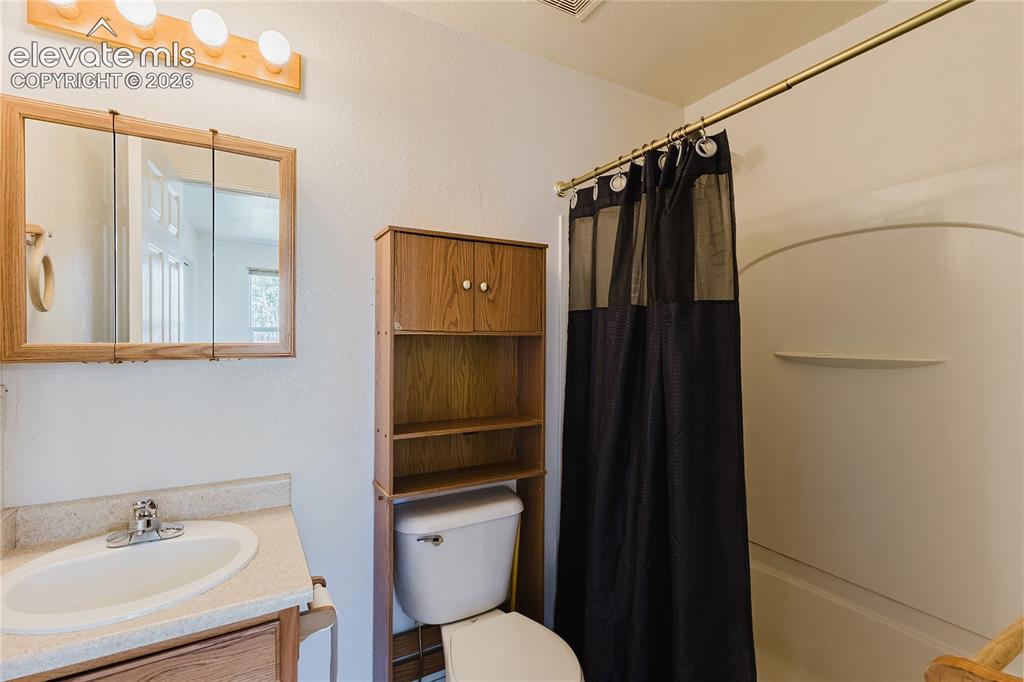 Image 18 of 27: Adjoining full bathroom 