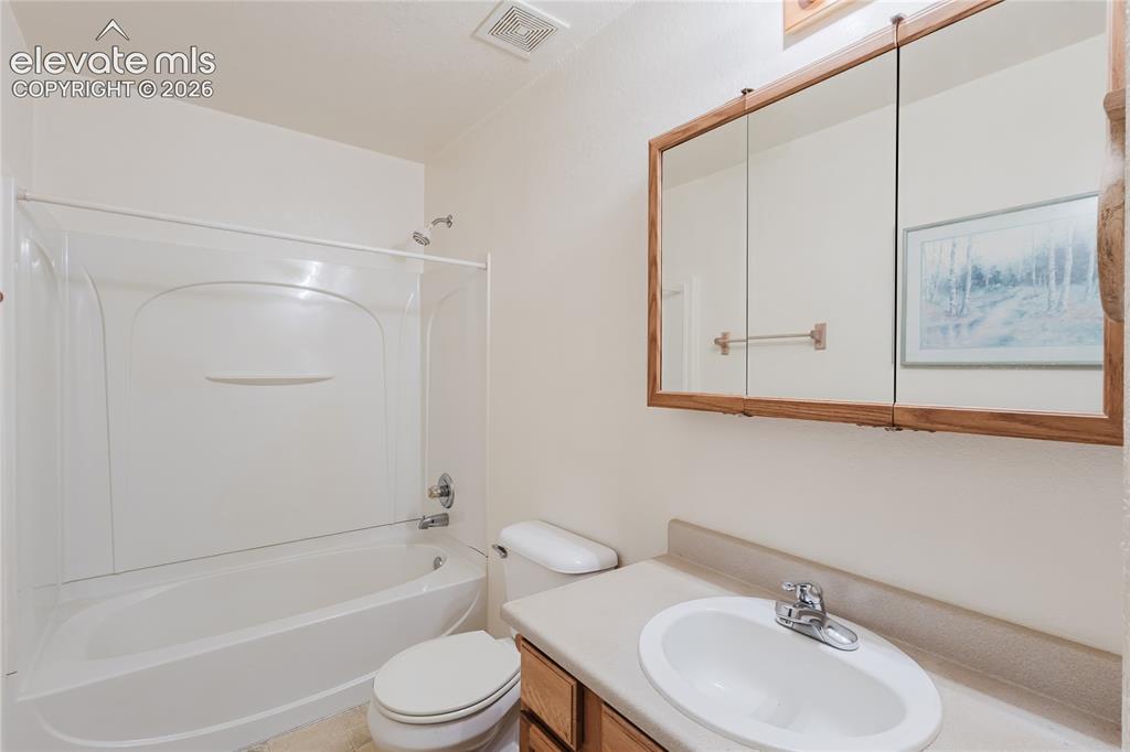 Image 20 of 27: Full bathroom in hallway between 1st and 2nd bedrooms