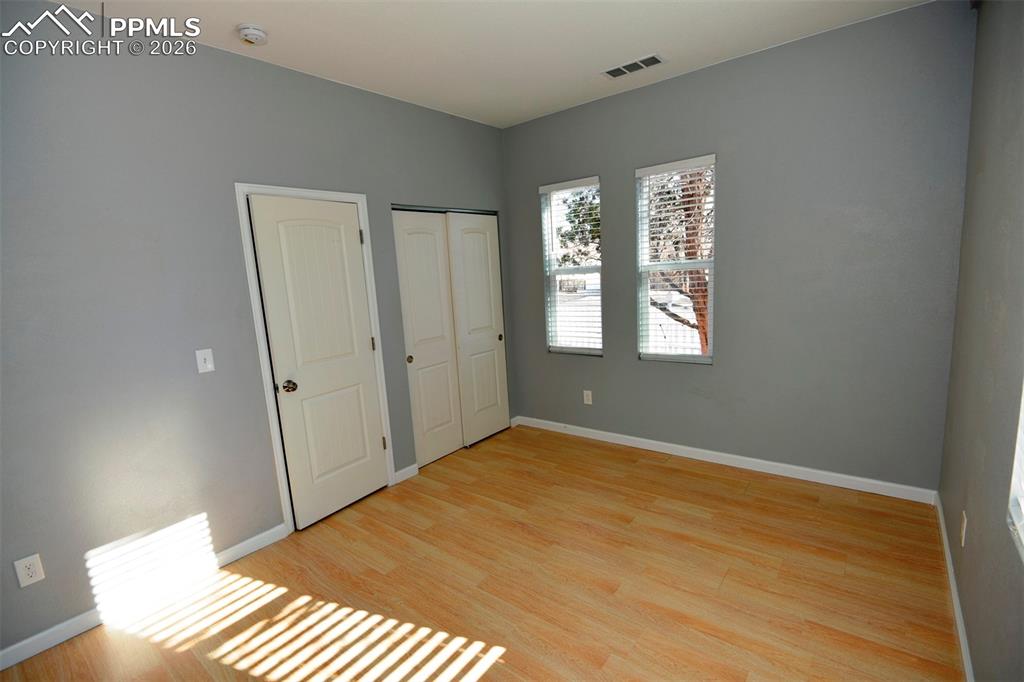 Image 14 of 23: Bedroom