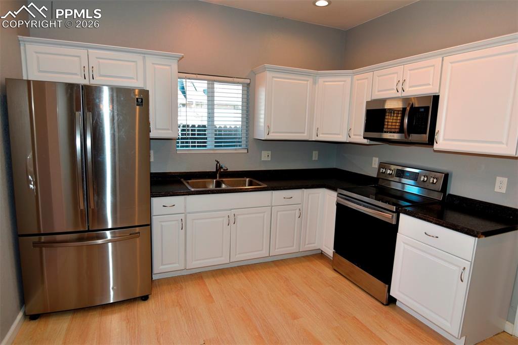 Image 9 of 23: Kitchen