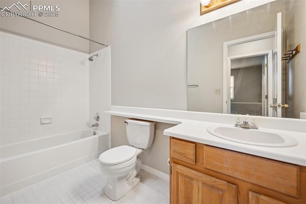 Image 21 of 42: Bathroom