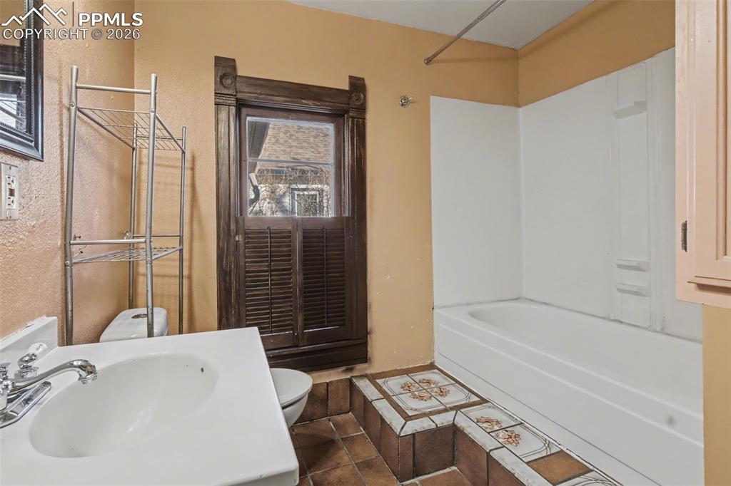 Image 12 of 28: Bathroom