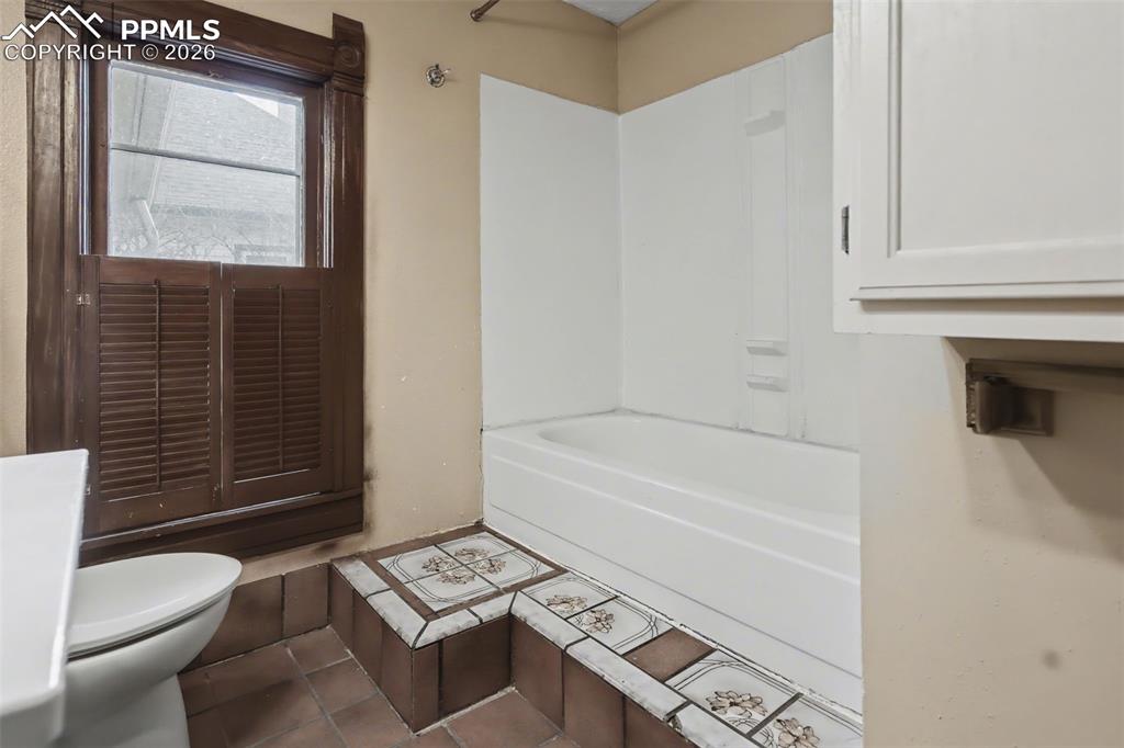 Image 14 of 28: Bathroom