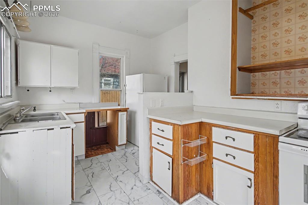 Image 15 of 28: Kitchen