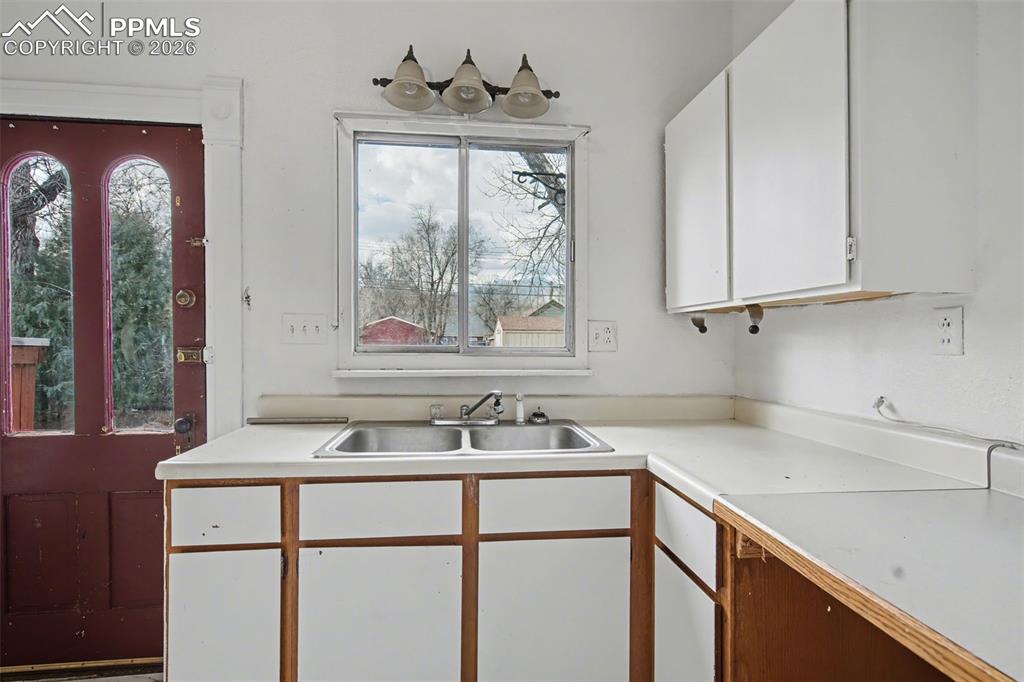 Image 16 of 28: Kitchen