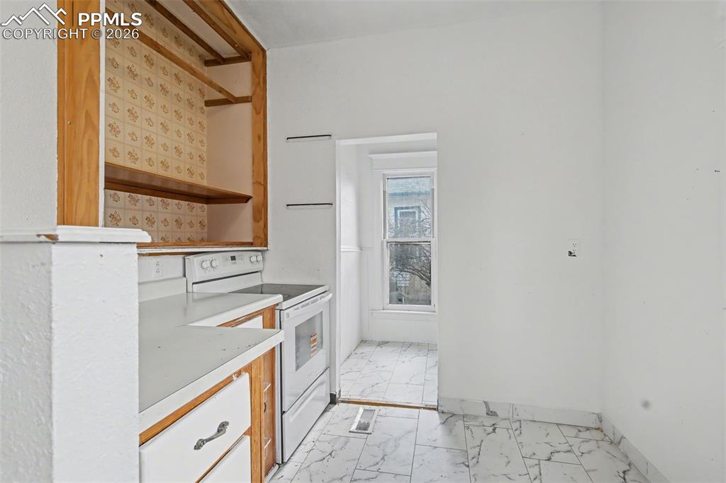 Image 17 of 28: Kitchen