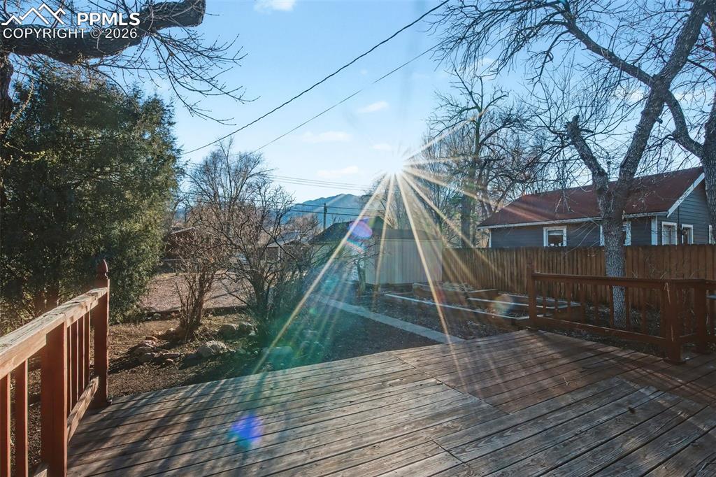 Image 20 of 28: Deck