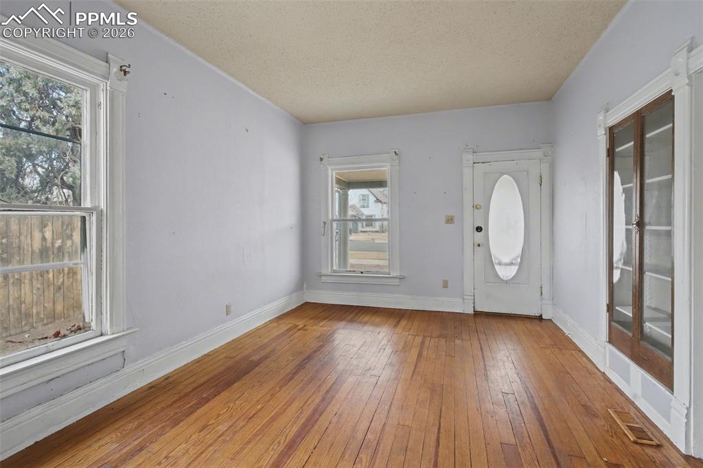 Image 4 of 28: Living Room