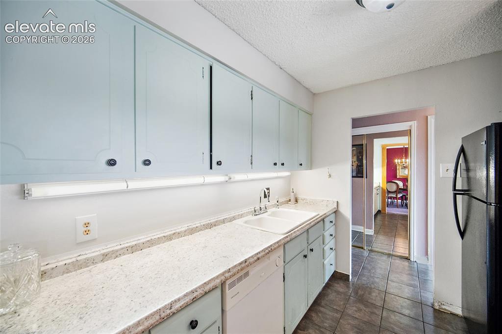 Image 14 of 29: Kitchen