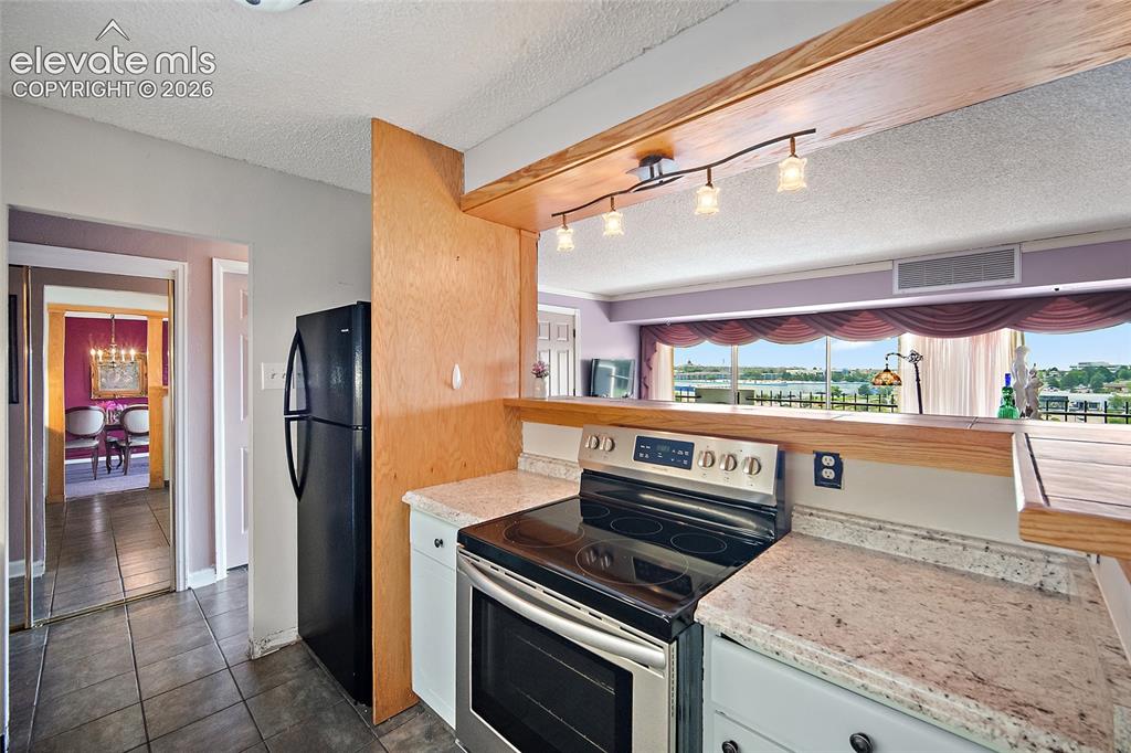 Image 15 of 29: Kitchen
