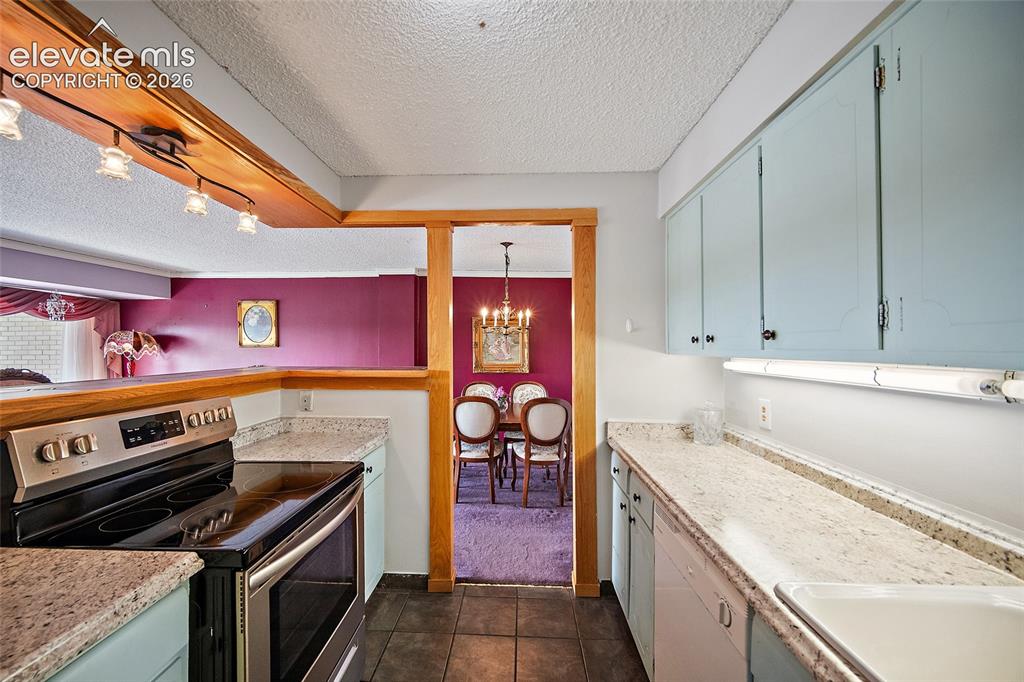 Image 17 of 29: Kitchen