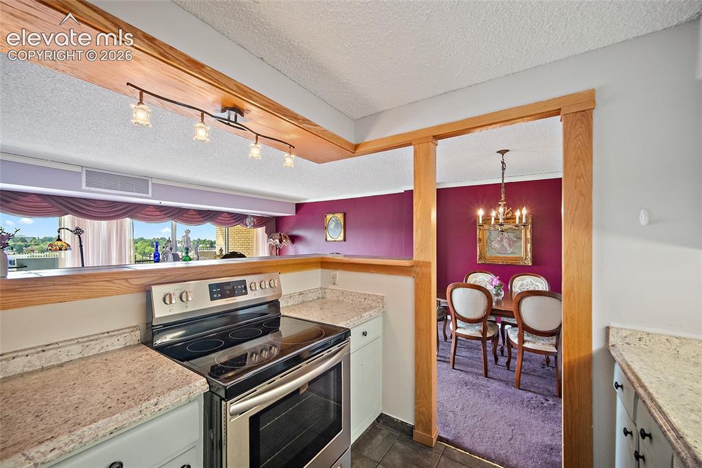Image 18 of 29: Kitchen