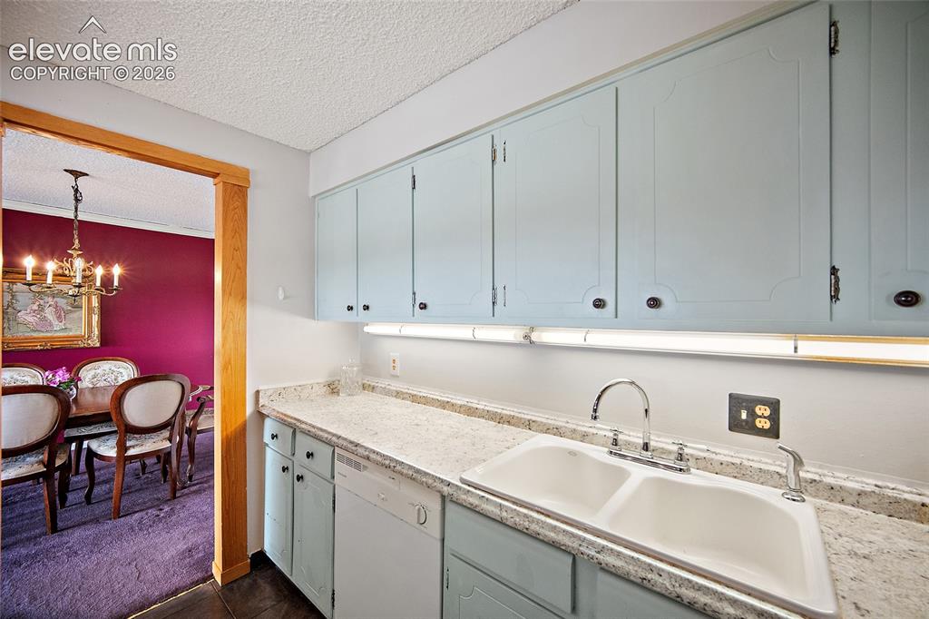 Image 19 of 29: Kitchen