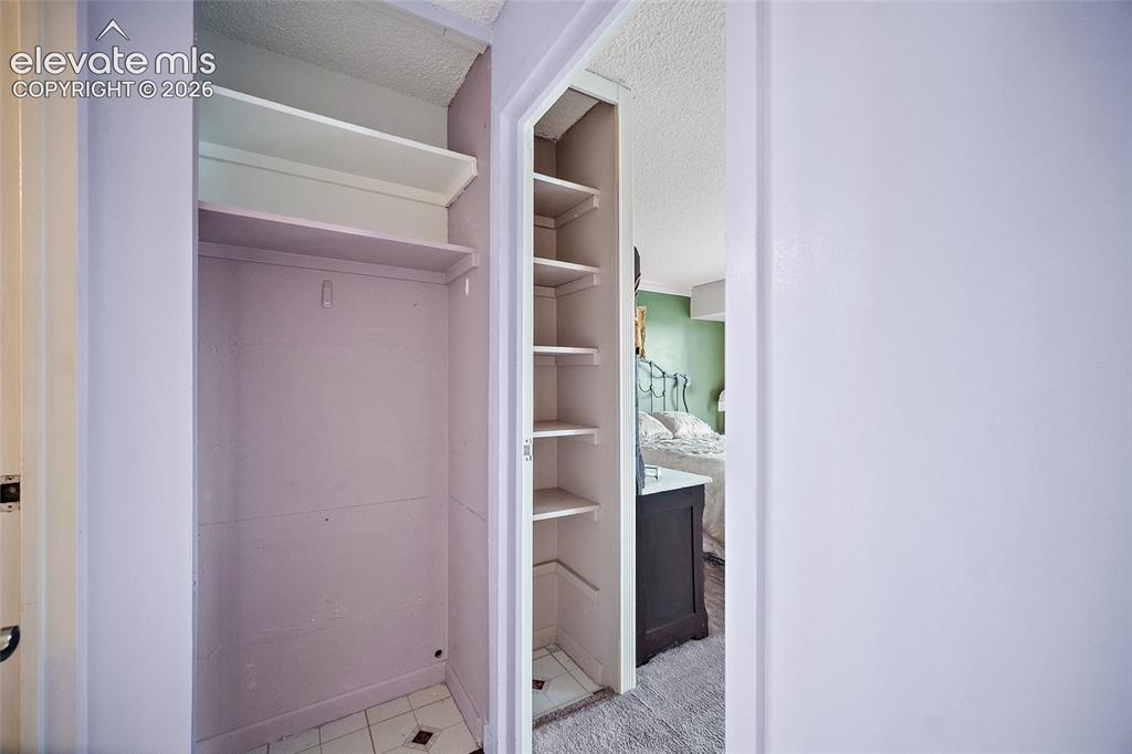 Image 21 of 29: Closet
