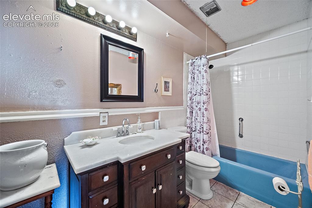 Image 22 of 29: Bathroom