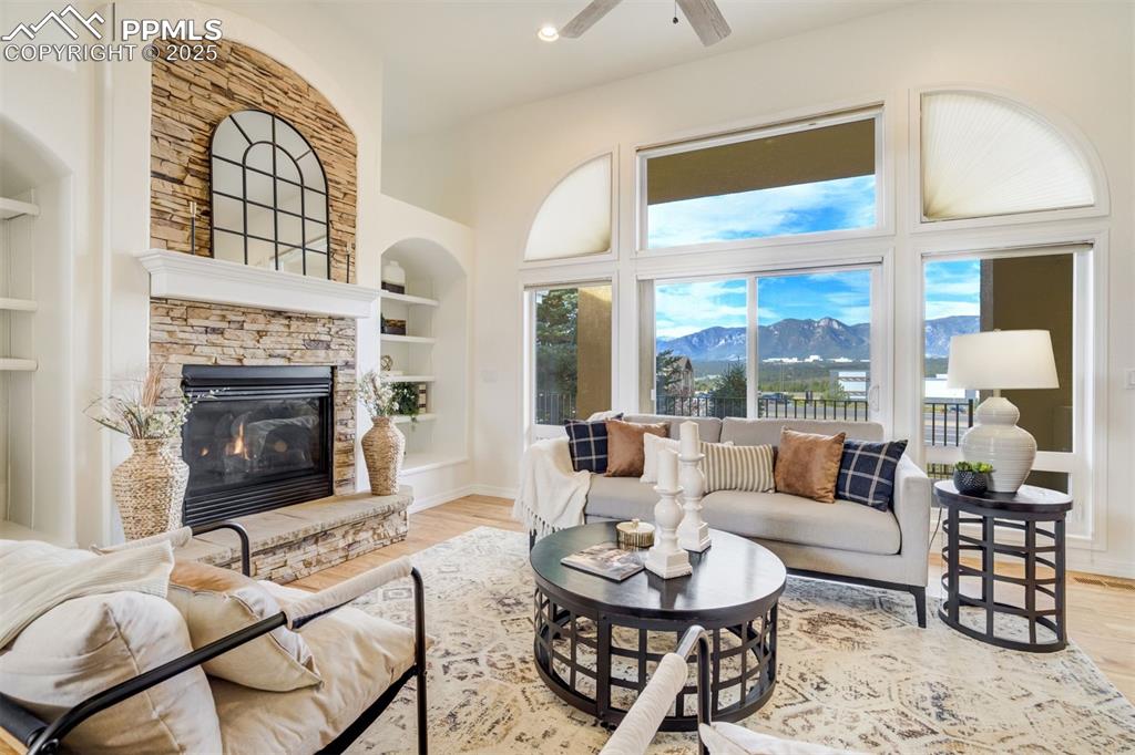 Image 17 of 50: Living Room