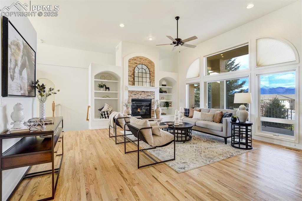 Image 18 of 50: Living Room