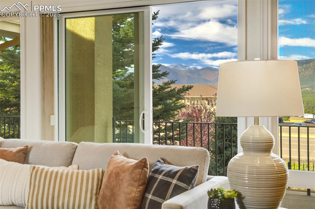 Image 19 of 50: Deck