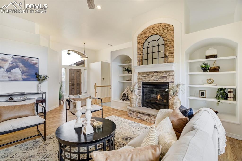 Image 20 of 50: Living Room