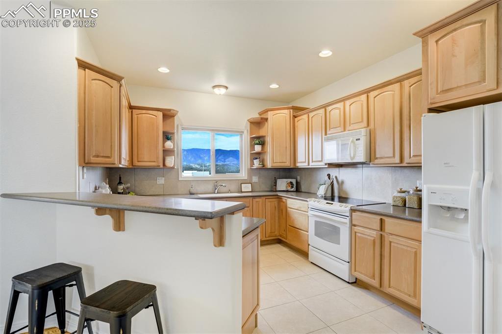 Image 22 of 50: Kitchen