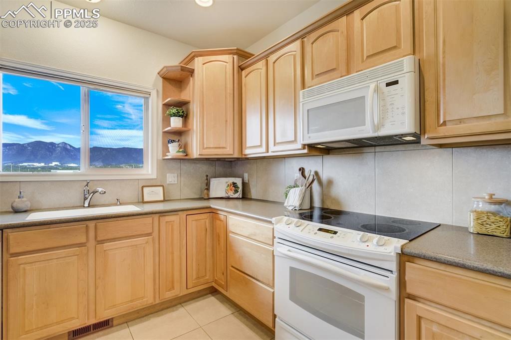 Image 23 of 50: Kitchen