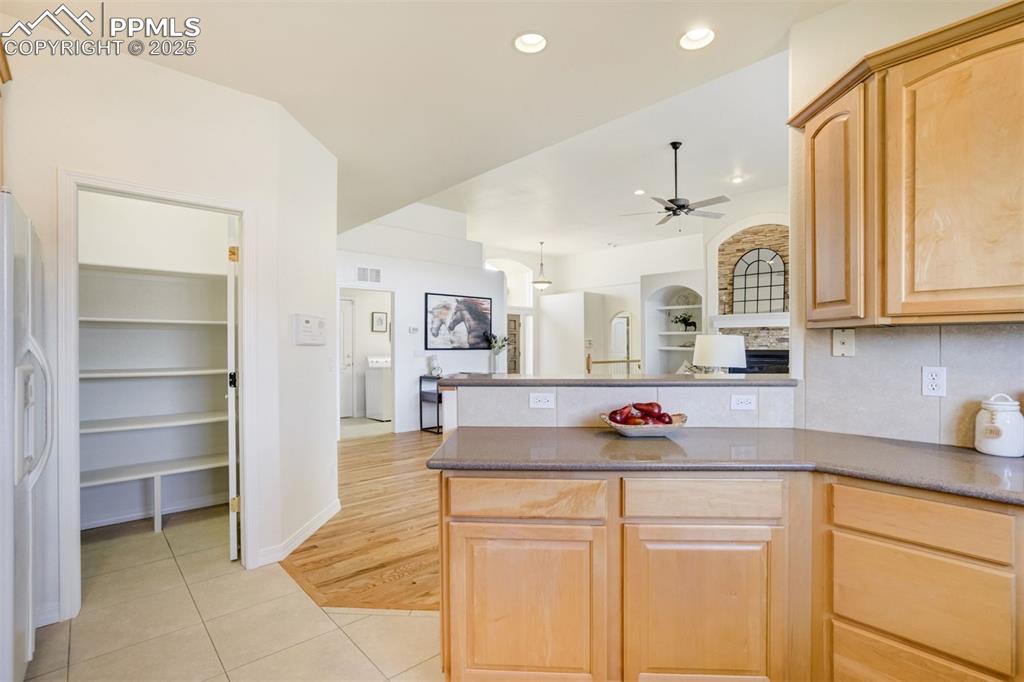 Image 25 of 50: Kitchen