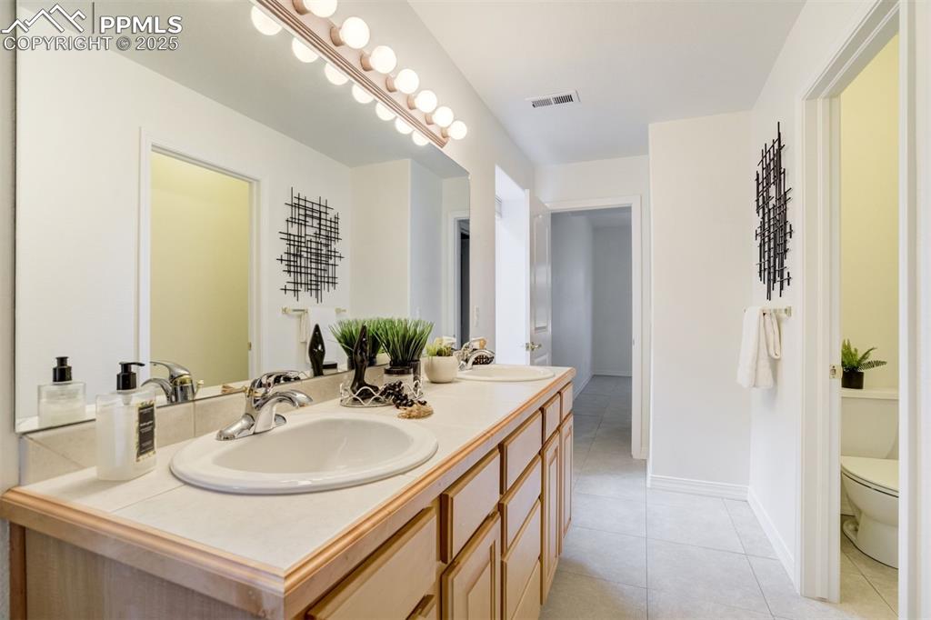 Image 39 of 50: Bathroom