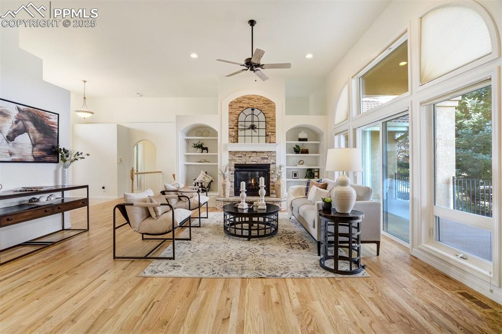 Image 4 of 50: Living Room