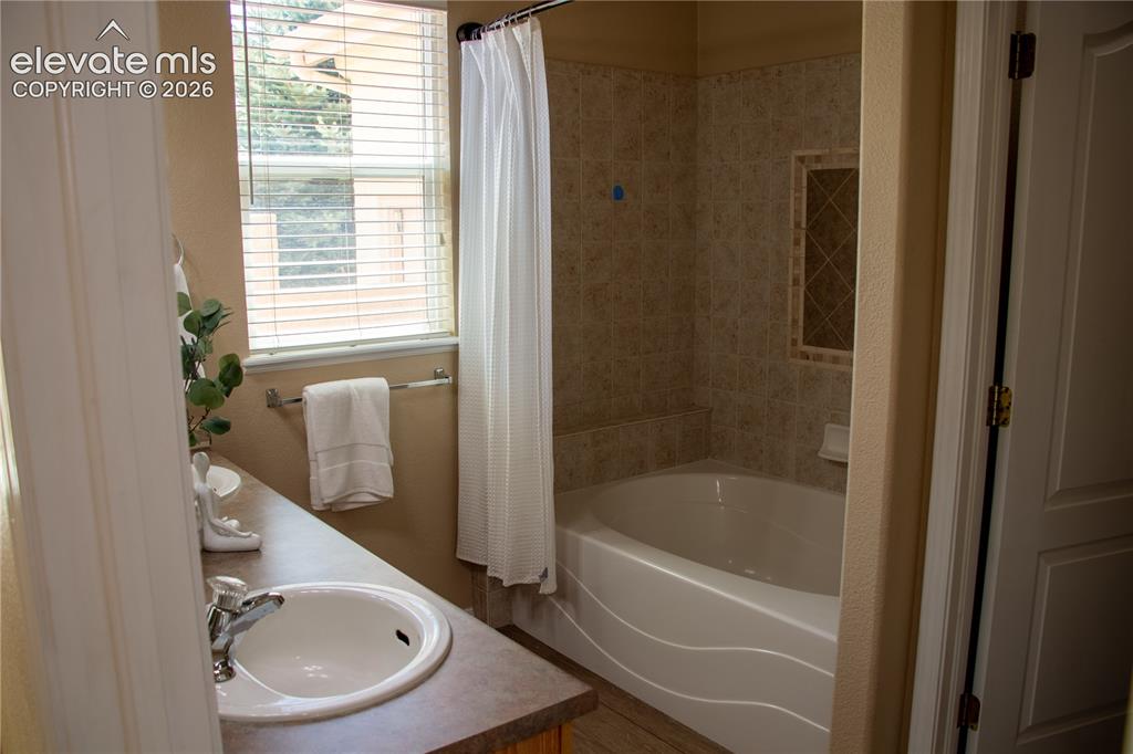 Image 11 of 40: Bathroom