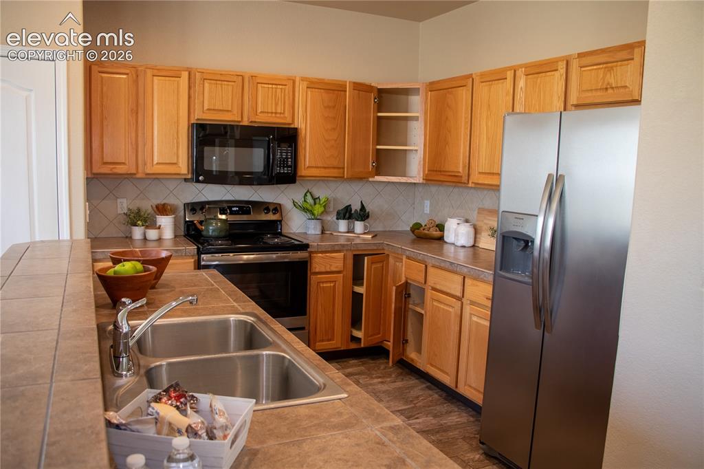 Image 6 of 40: Kitchen