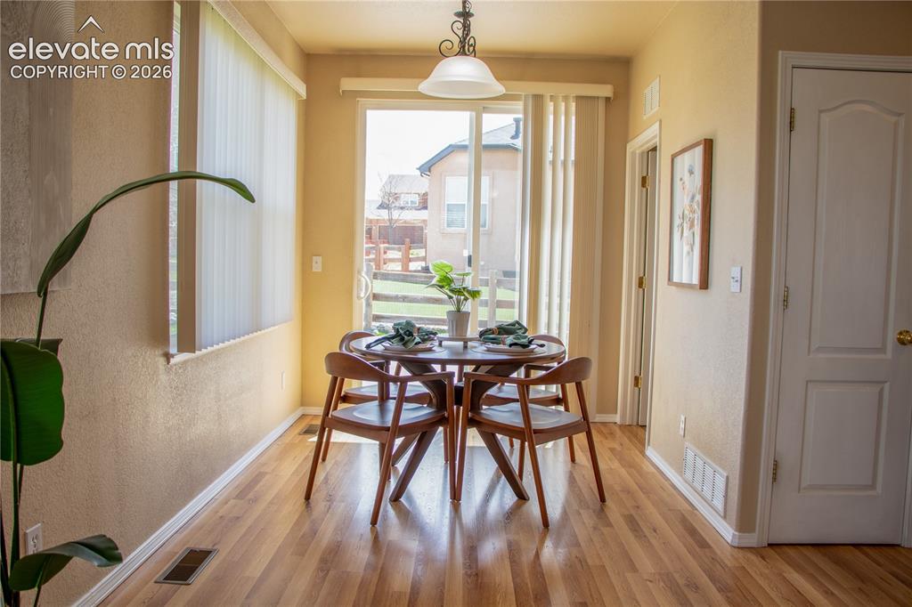 Image 7 of 40: Dining Area