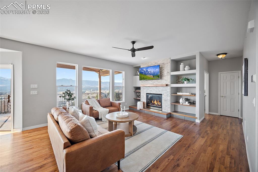 Image 10 of 49: Dining Area