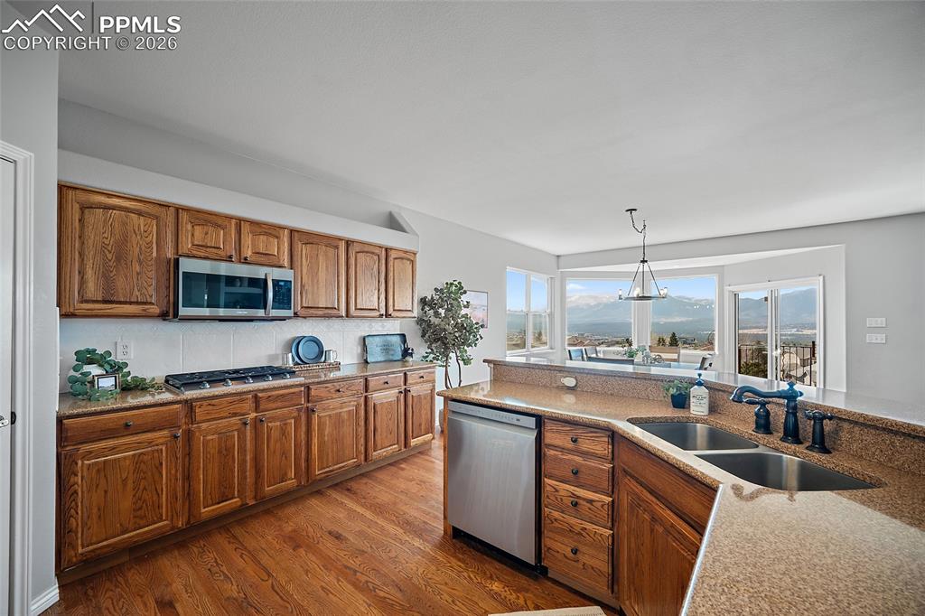 Image 15 of 49: Kitchen