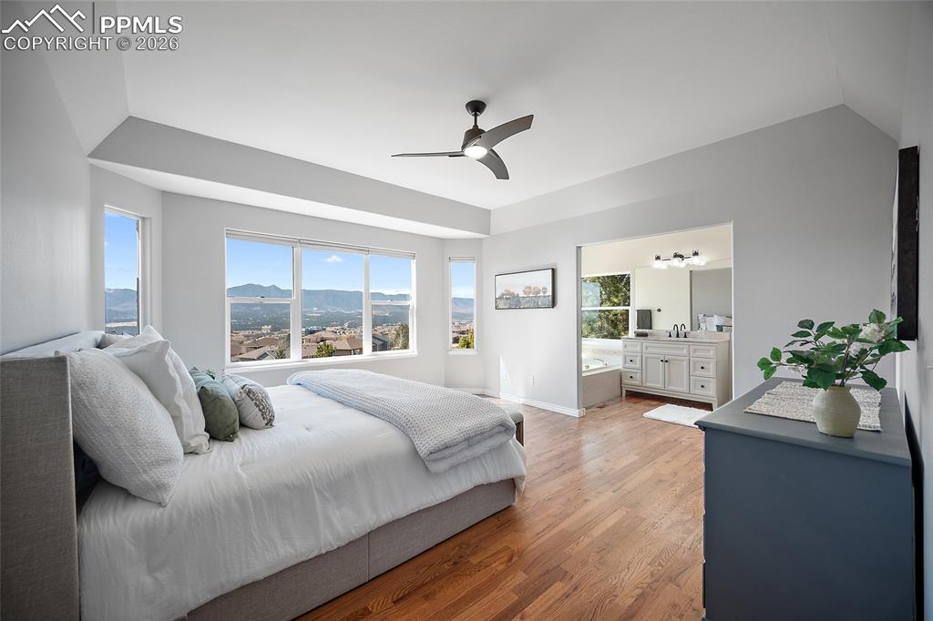 Image 17 of 49: Office