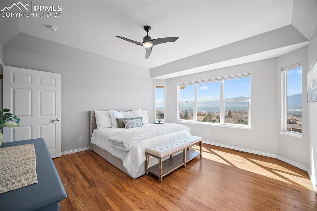 Image 18 of 49: Bedroom