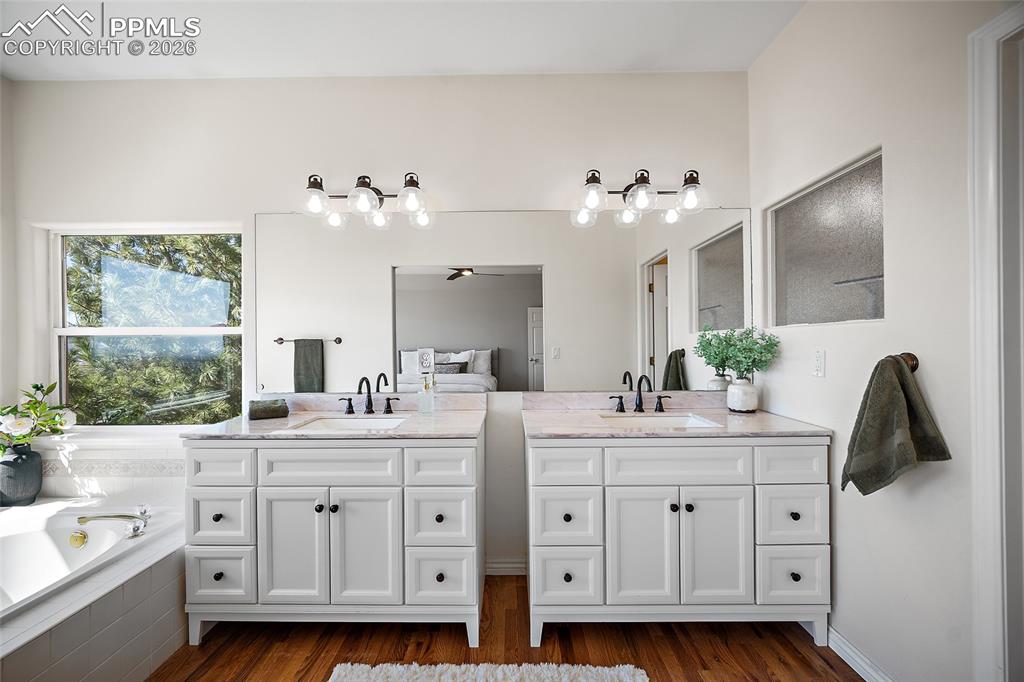 Image 21 of 49: Bathroom