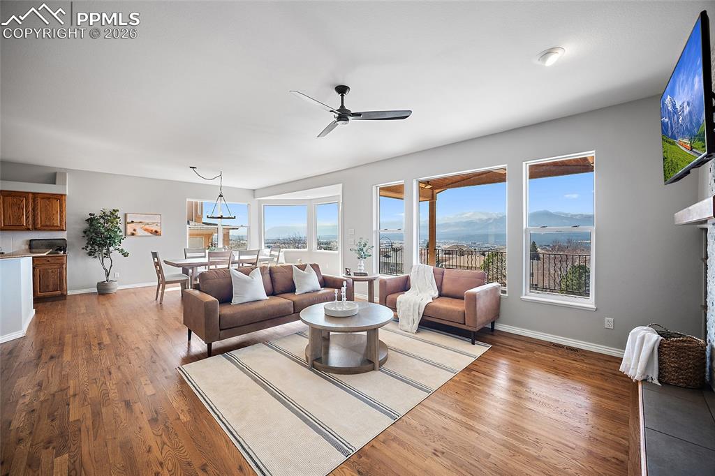 Image 25 of 49: Closet