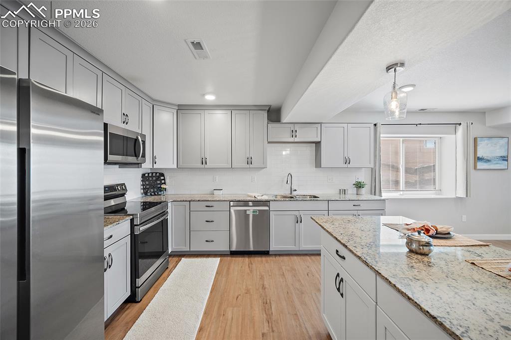 Image 37 of 49: Kitchen