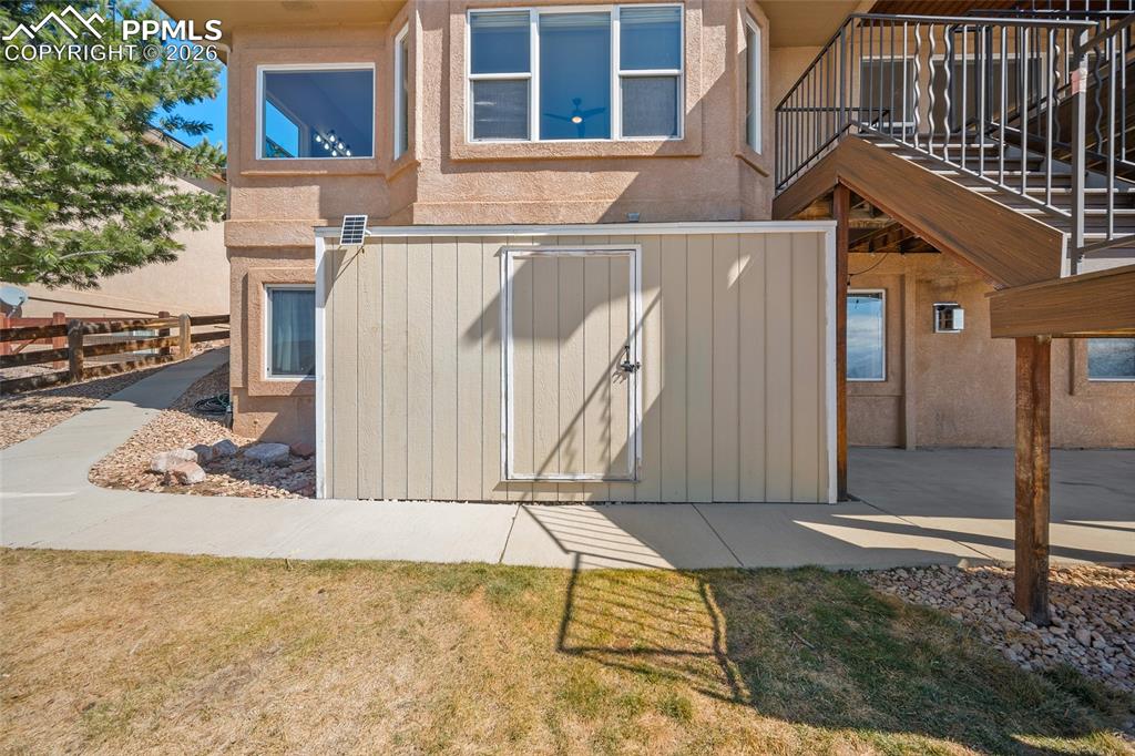 Image 46 of 49: Yard