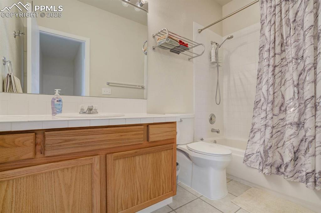 Image 29 of 50: Upper level full bath