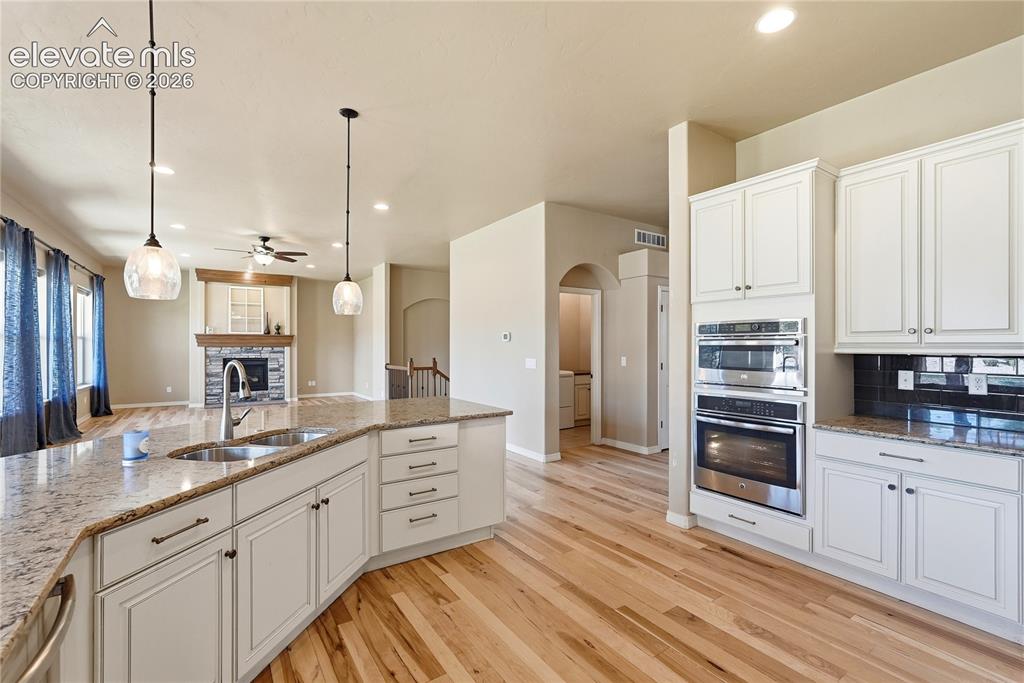 Image 10 of 50: Kitchen