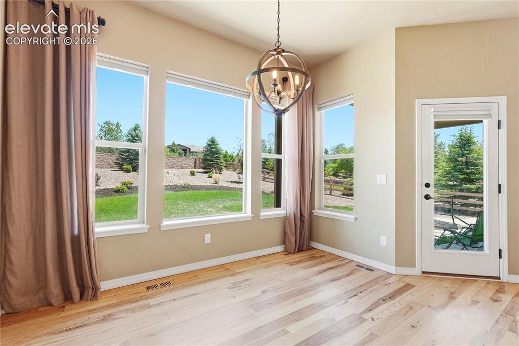 Image 11 of 50: Dining Area