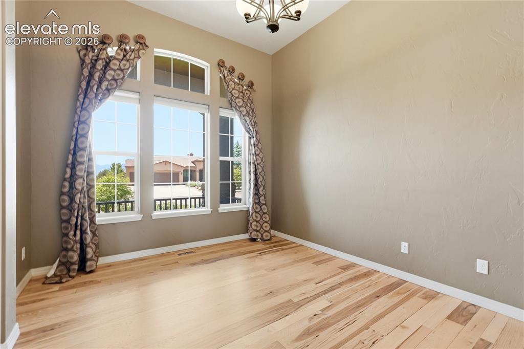 Image 4 of 50: Dining Room