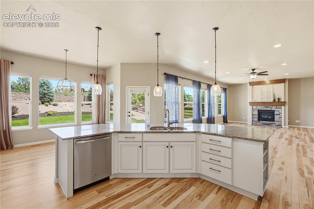 Image 8 of 50: Kitchen